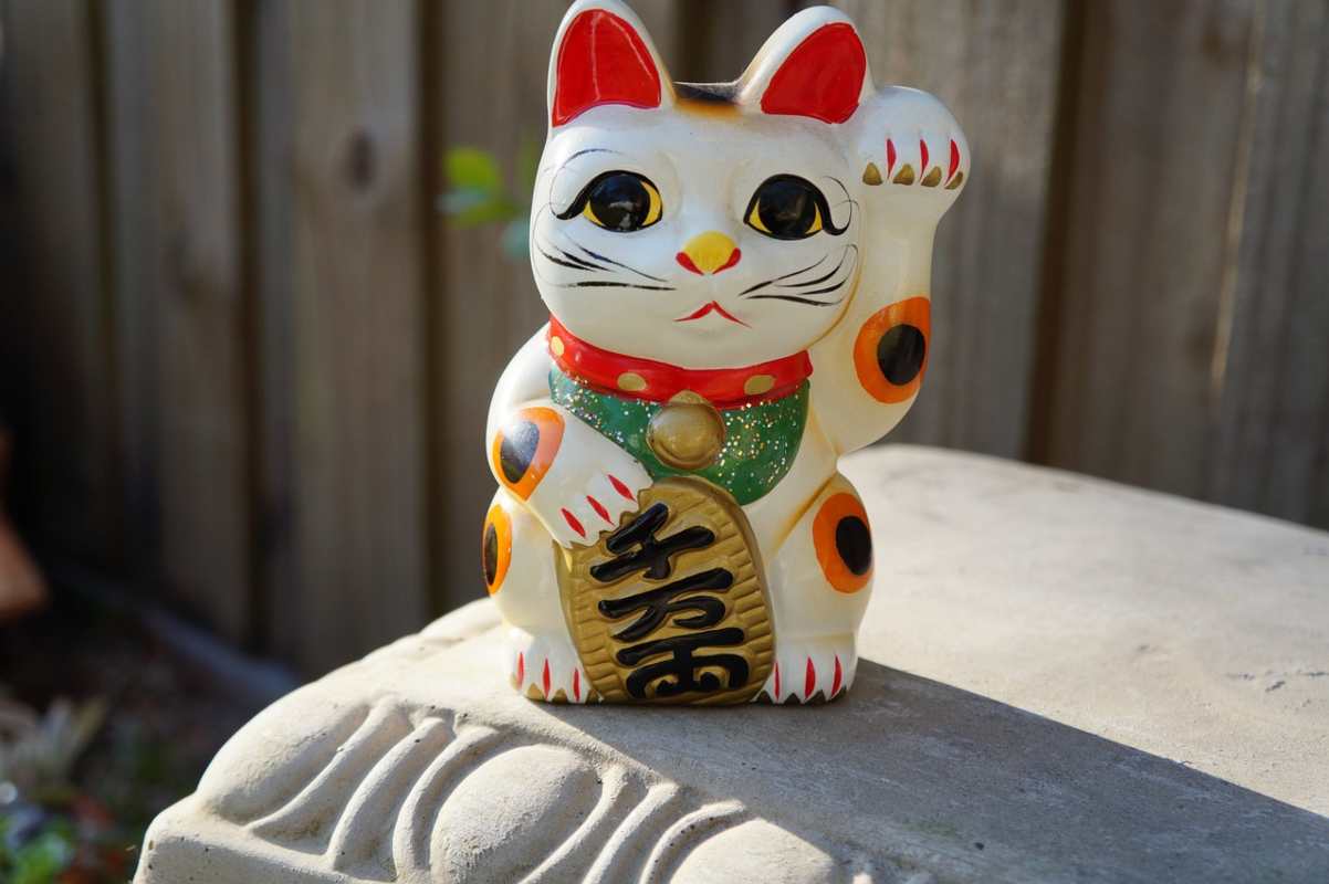 Ecco perché nei ristoranti cinesi trovi quella simpatica statuina a forma di gatto con la zampa sollevata