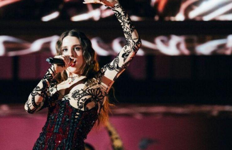 Angelina Mango durante l'esibizione all'Eurovision