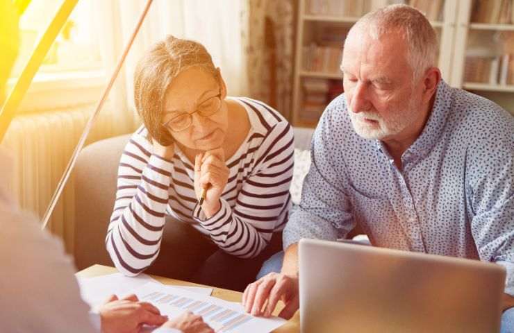 Coppia di pensionati svolge calcoli sulla pensione