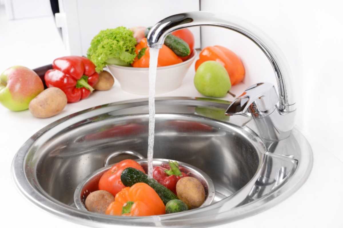 Lavare frutta e verdura nel lavello