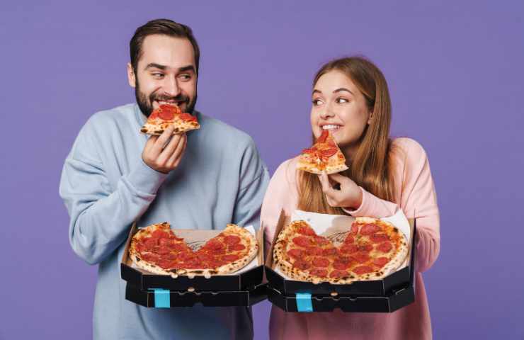 ragazzi che mangiano la pizza