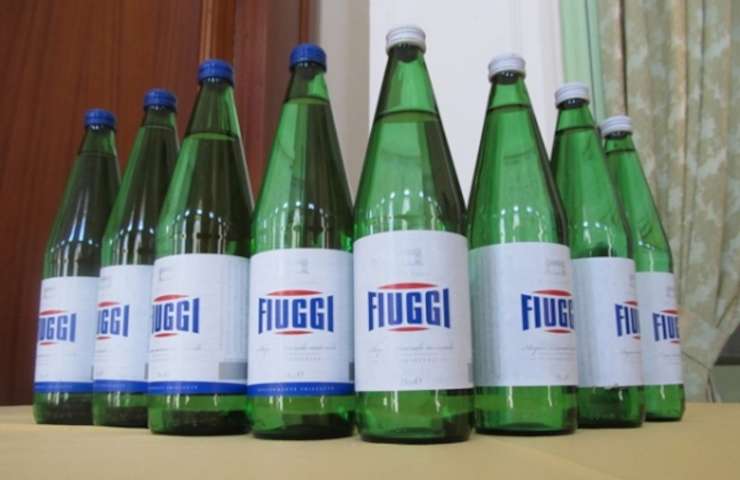 Bottiglie di acqua Fiuggi