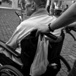 Disabile su sedia a rotelle