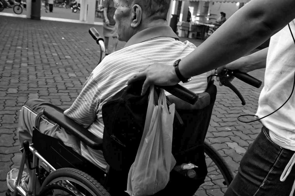 Disabile su sedia a rotelle 