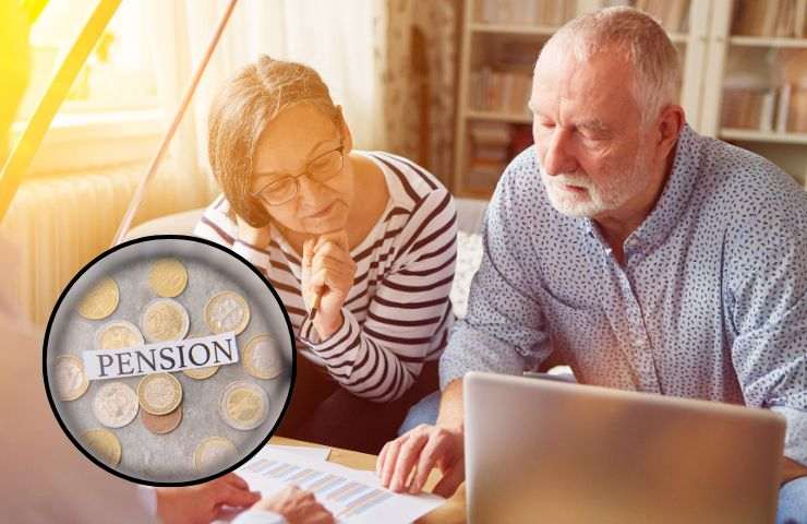 Coppia di anziani svolge calcoli per la pensione
