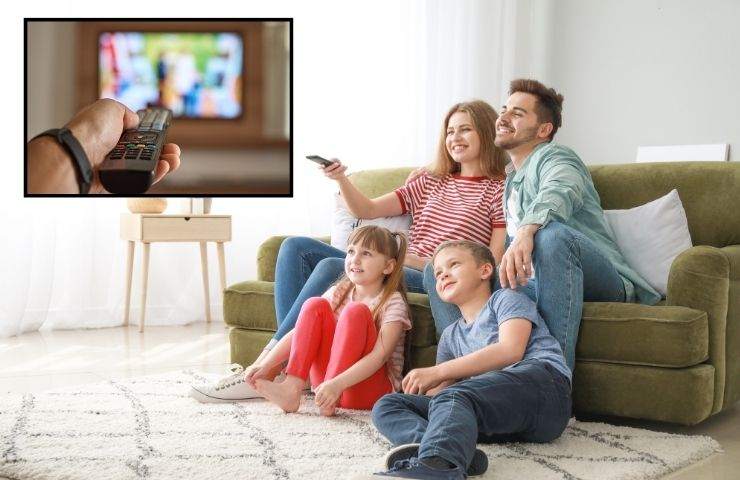 Famiglia guarda televisione