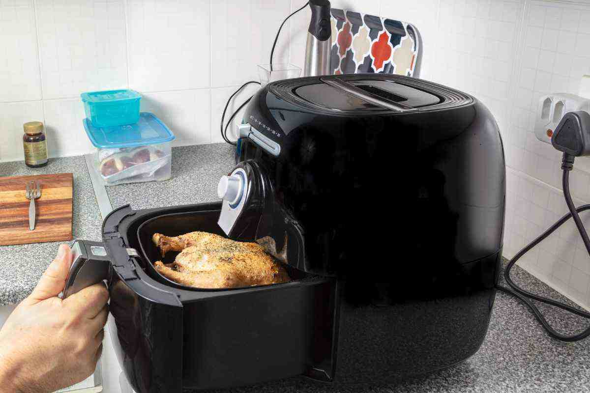 friggitrice ad aria con pollo all'interno